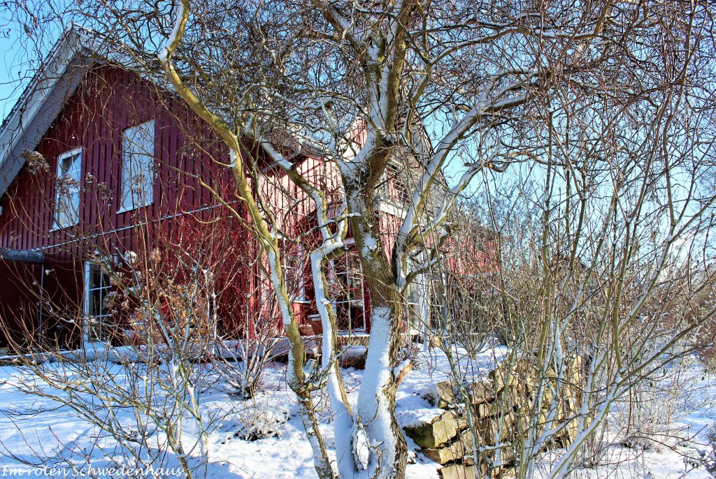 Rotes Schwedenhaus im Schnee